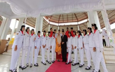 PASKIB dan Marching Band SMAN 9 Bekasi Menjadi Petugas Upacara HUT RI Ke-78 di Paruga Na'e Sila